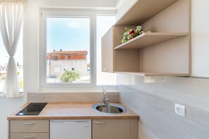 Kühlschrank, Herdplatte, Kochgeschirr/Geschirr/Besteck