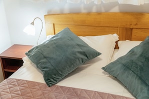 1 bedroom, internet, bed sheets