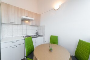 Frigorífico, placa de cocina y utensilios de cocina