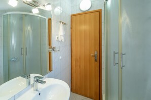 Douche, articles de toilette gratuits, serviettes fournies