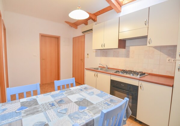 Fridge, oven, stovetop, cookware/dishes/utensils