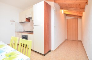 Fridge, oven, stovetop, cookware/dishes/utensils