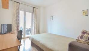 1 bedroom, iron/ironing board, internet, bed sheets