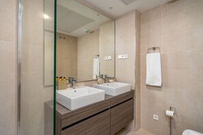 Bañera, secador de pelo y toallas