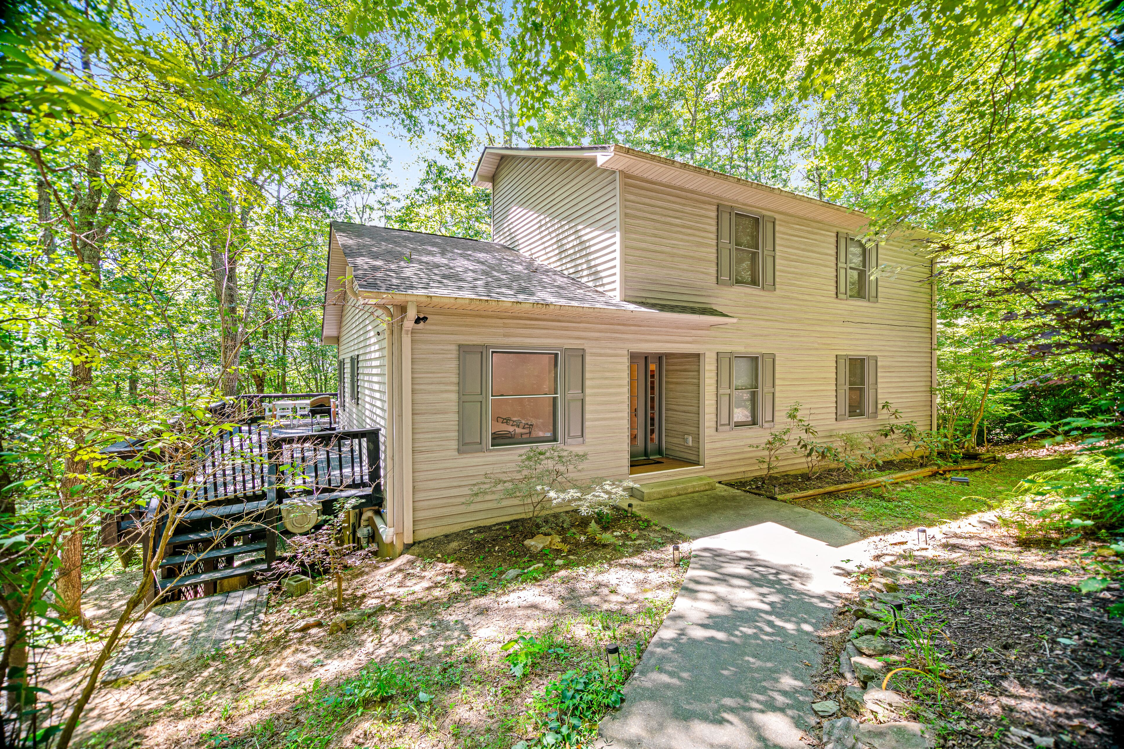 Private mountain retreat with 2 decks, screened porch, firepit, & Ping-Pong