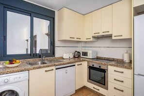 Kjøleskap, mikrobølgeovn, ovn og oppvaskmaskin