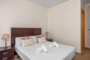 2 chambres, fer et planche à repasser, Wi-Fi, draps fournis