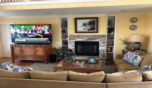 TV connectée, cheminée, jeux vidéo, lecteur de DVD