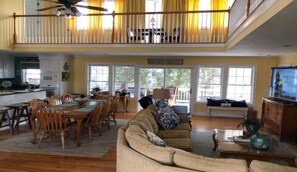 Smart TV, caminetto, videogiochi, lettore DVD