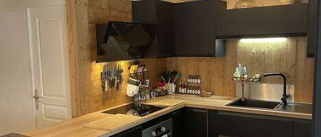 Réfrigérateur, four à micro-ondes, un four, surface de cuisson