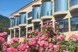 Un edificio de estilo arquitectónico moderno, con balcones cilíndricos y ventanas amplias.
