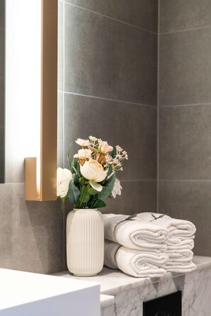 Unclassified image, 3 of 32, button