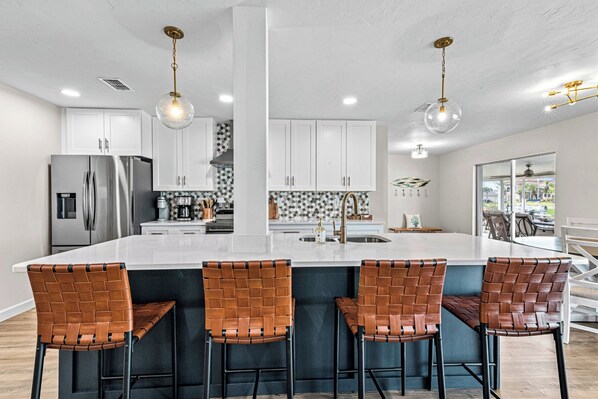 Frigorifero, microonde, forno, piano cottura