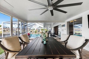 Outdoor dining - VRCC Villa Golden Retreat (Cape Coral)