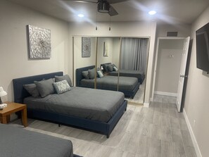 3 slaapkamers, een bureau, een strijkplank/strijkijzer, reisbedje