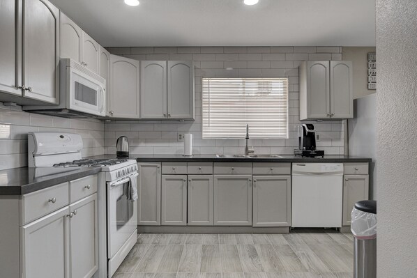 Refrigerador, microondas, horno y parrilla de estufa 