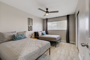 3 habitaciones, escritorio y tabla de planchar con plancha 