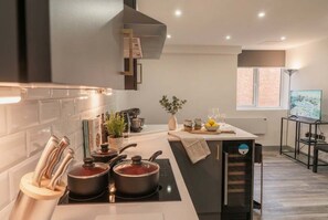 Kühlschrank, Mikrowelle, Ofen, Herdplatte