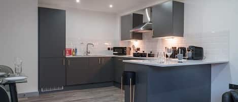 Geladeira, micro-ondas, fogão, cooktop