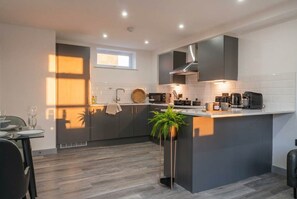 Réfrigérateur, four à micro-ondes, un four, surface de cuisson