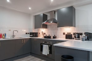 ثلاجة، ميكروويف، فرن، موقد طهي مسطح