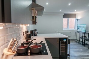 Réfrigérateur, four à micro-ondes, un four, surface de cuisson