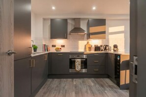 Réfrigérateur, four à micro-ondes, un four, surface de cuisson