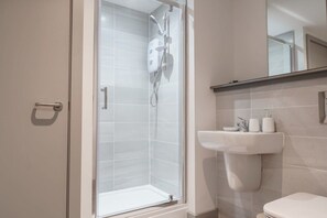Douche, sèche-cheveux, serviettes fournies, shampoing