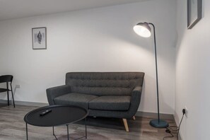 TV, offices - Modern 1 Bed Apartment in Liverpool Centre (Liverpool)