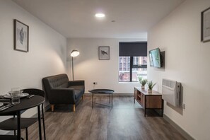 TV, offices - Modern 1 Bed Apartment in Liverpool Centre (Liverpool)