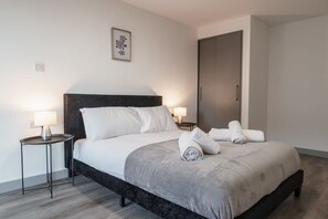 1 bedroom, iron/ironing board, WiFi, bed sheets - Modern 1 Bed Apartment in Liverpool Centre (Liverpool)