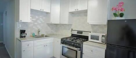 Jääkaappi, mikroaaltouuni, liesi, kahvin-/teenkeitin