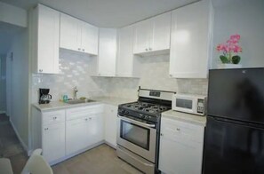 Kjøleskap, mikrobølgeovn, kokeplater og kaffetrakter/tekoker