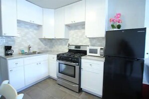 Een koelkast, een magnetron, een kookplaat