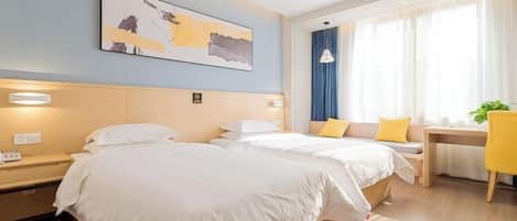 Habitación de hotel con dos camas, un escritorio, una silla, un ventanal con cortinas y un cuadro en la pared.