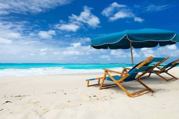 Chaises longues, serviettes de plage