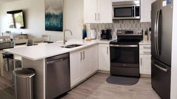 Fridge, oven, stovetop, coffee/tea maker