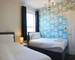 4 bedrooms, iron/ironing board, WiFi, bed sheets - Ellis House - beautiful house in Old town Filey (Filey)
