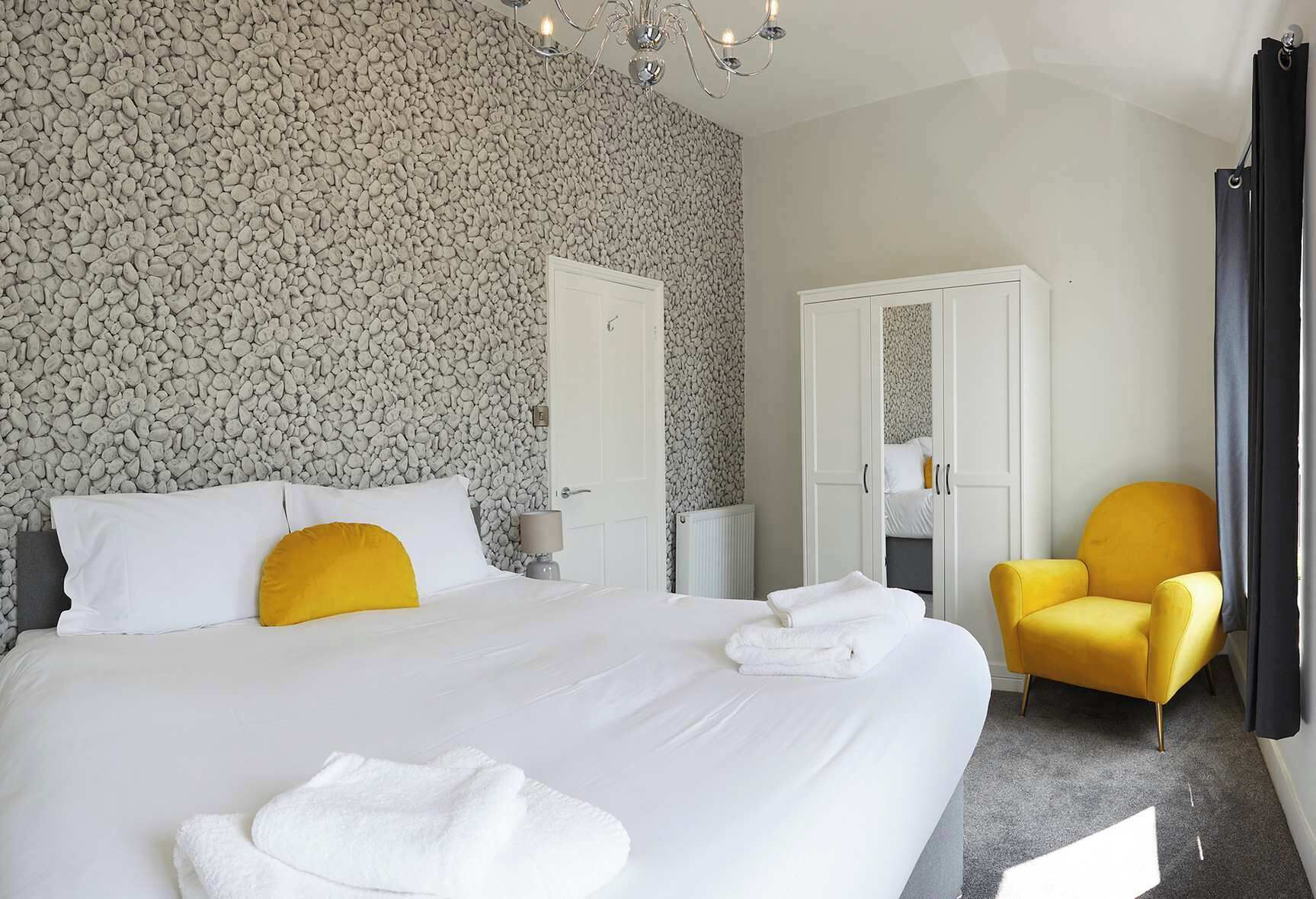 4 bedrooms, iron/ironing board, WiFi, bed sheets