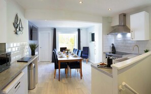 Fridge, microwave, oven, stovetop - Ellis House - beautiful house in Old town Filey (Filey)