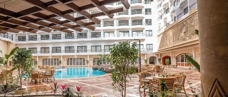 2 outdoor pools