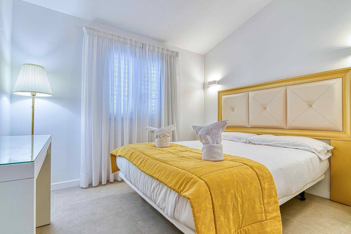 Premium Bungalow | 2 bedrooms, laptop workspace, soundproofing