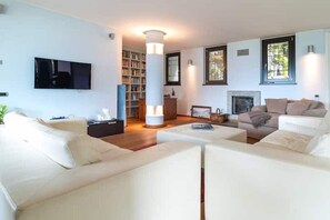 Fireplace - Lovely Cascina. Stunning Lake Views & Sun Deck (Cernobbio)