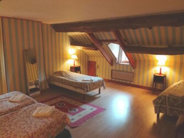 5 habitaciones, tabla de planchar con plancha y wifi gratis