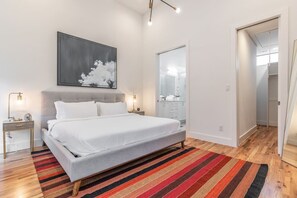 2 Schlafzimmer, Schreibtisch, Bügeleisen/Bügelbrett, Reisekinderbett