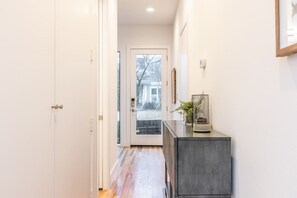 Interior - Stylish & Perfectly Located Deluxe 2-Bed Townhome (Dallas)