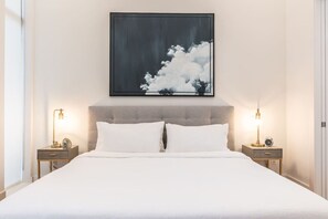2 chambres, bureau, fer et planche à repasser, lit de bébé portatif
