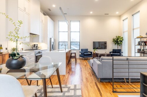 Stylish & Perfectly Located Deluxe 2-Bed Townhome