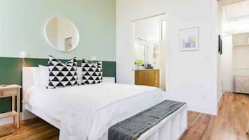 2 bedrooms, desk, iron/ironing board, travel crib