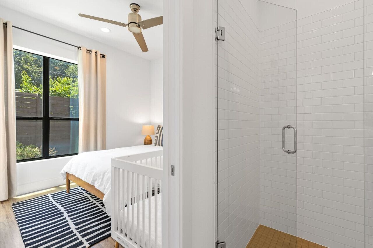 2 habitaciones, escritorio y tabla de planchar con plancha 